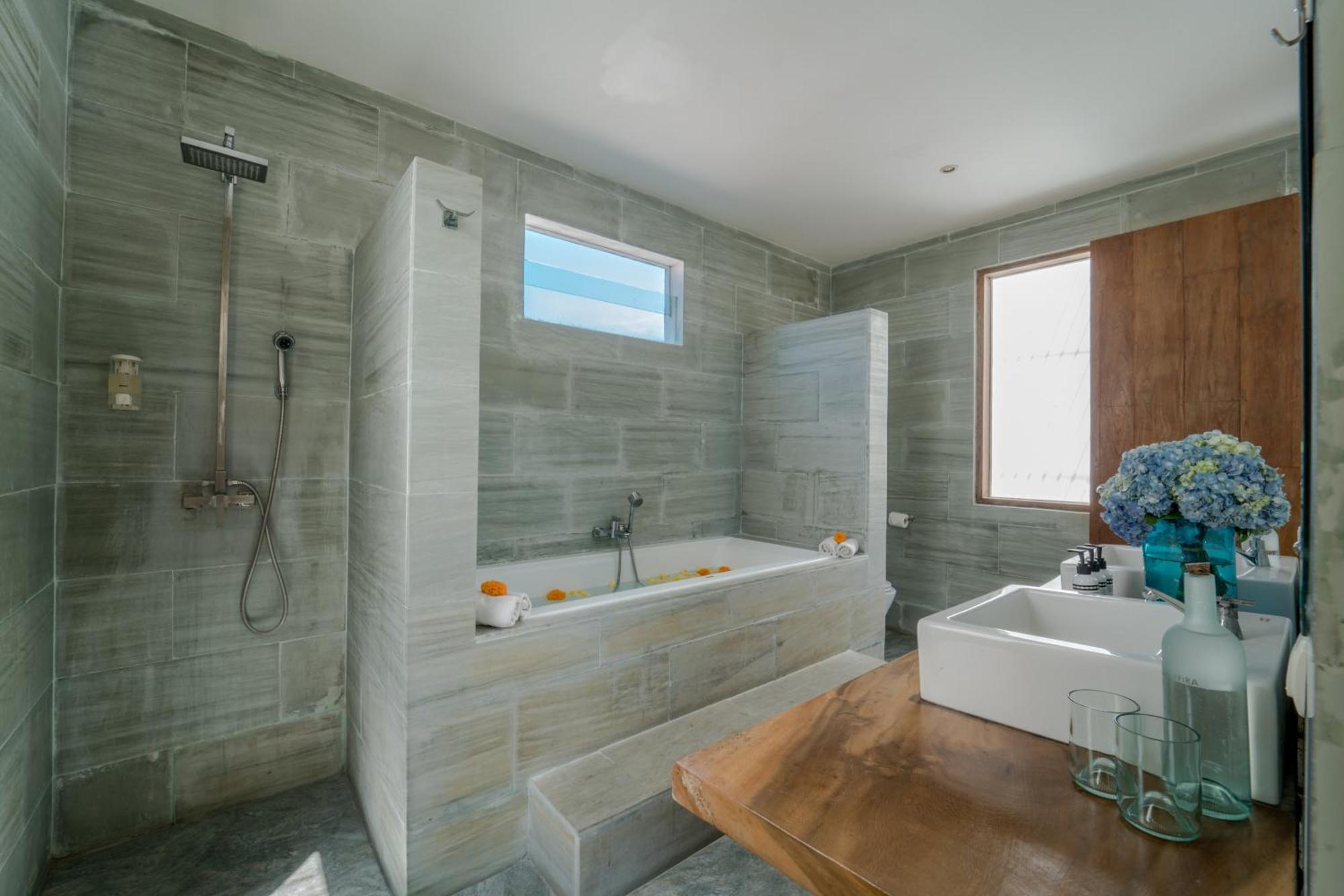 Villa Saffira, Seminyak - Pool, Garden, Rooftop - Walk To Beach And Cafes! Bagian luar foto