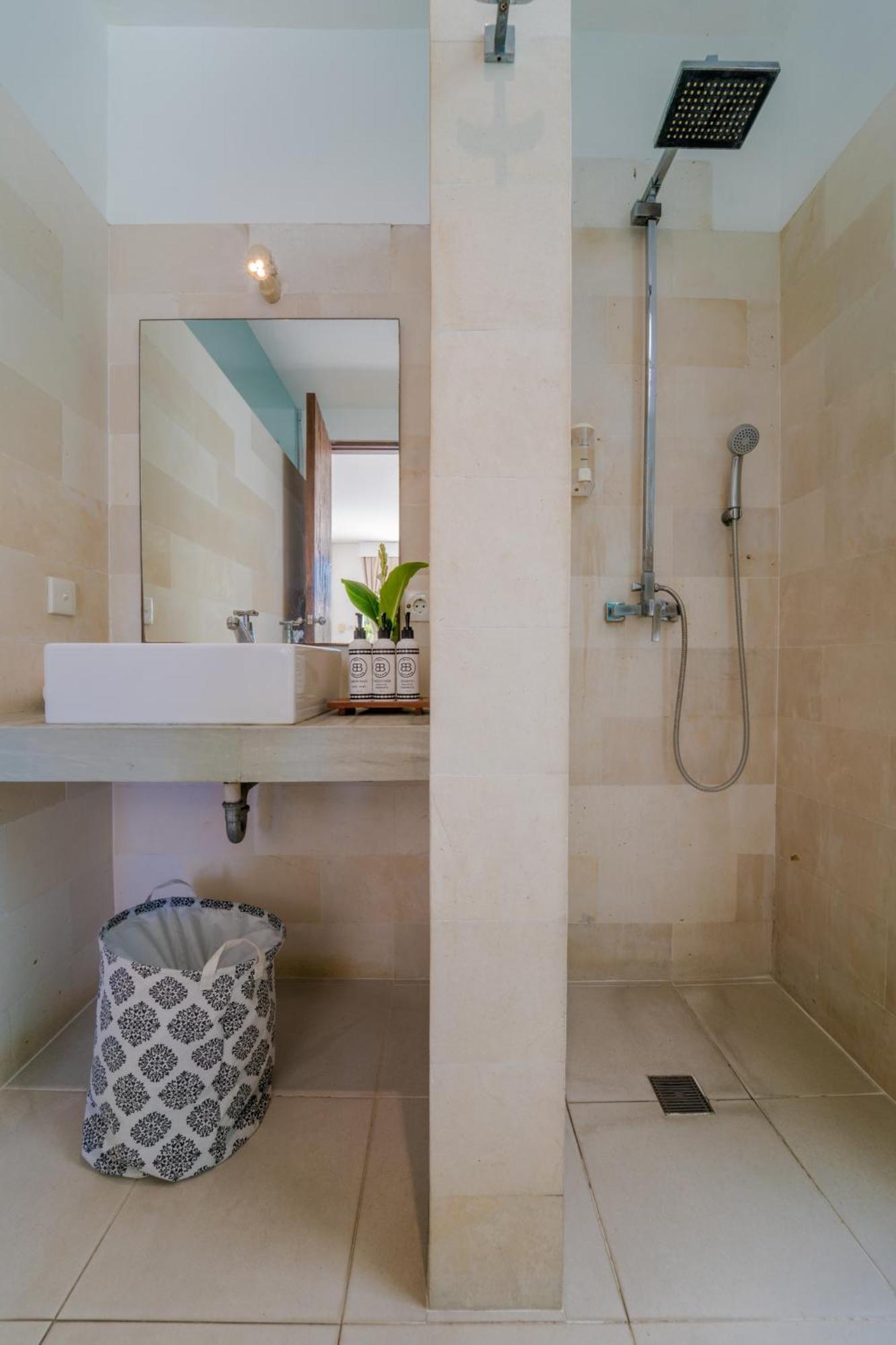 Villa Saffira, Seminyak - Pool, Garden, Rooftop - Walk To Beach And Cafes! Bagian luar foto